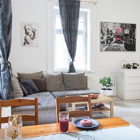 Dora Apartment Near Buda Castle With Parking! Boedapest Buitenkant foto