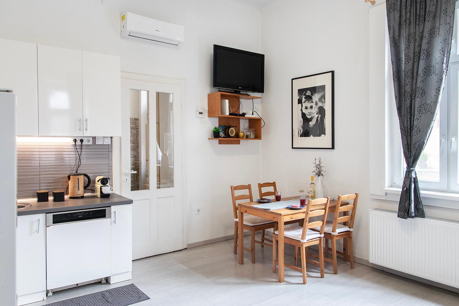 Dora Apartment Near Buda Castle With Parking! Boedapest Buitenkant foto