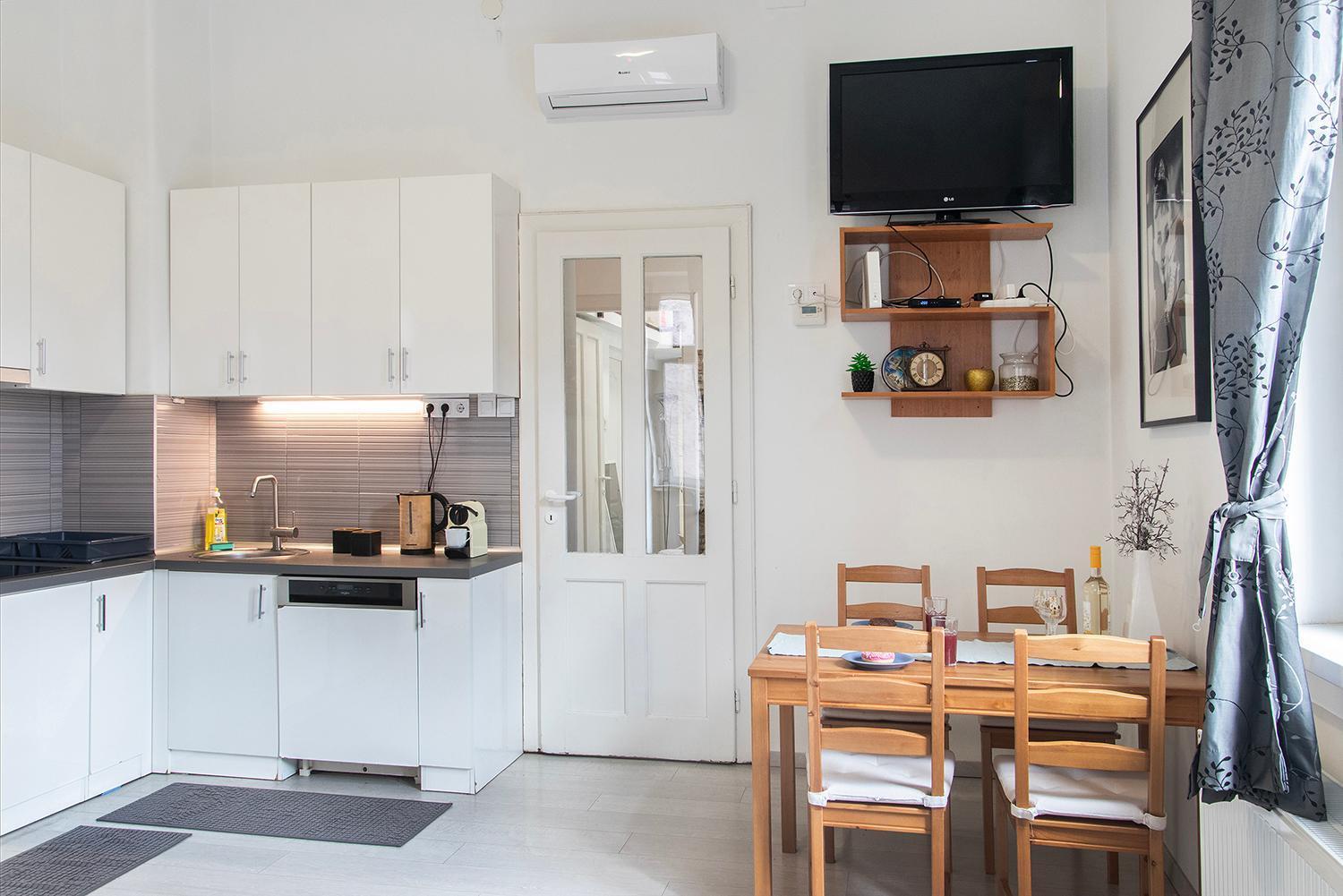 Dora Apartment Near Buda Castle With Parking! Boedapest Buitenkant foto