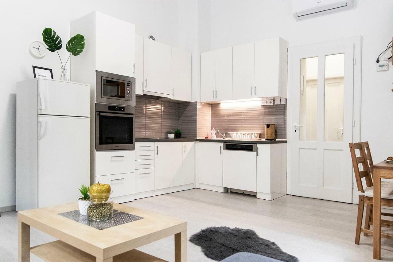 Dora Apartment Near Buda Castle With Parking! Boedapest Buitenkant foto